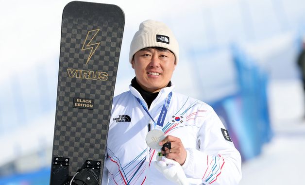 스노보드 김상겸, 동계올림픽 한국 첫 메달…평행대회전 은메달