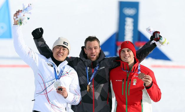 스노보드 '맏형' 김상겸, 은메달...올림픽 역사상 '400번째' 메달