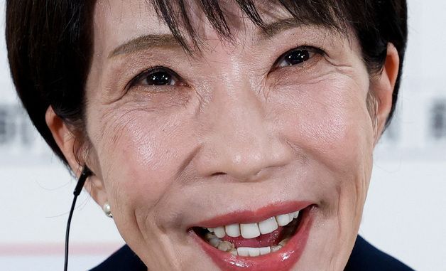 [포토] 자민당 압승 예상에 기자회견 중인 다카이치