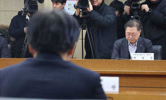 김정관 장관 발언 듣는 박일준 부회장