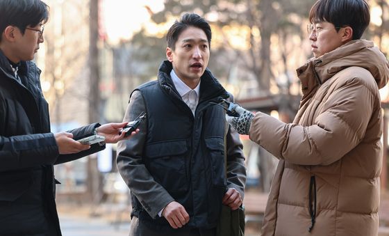 취재진 질문에 답하는 이상욱 정의당 강서구위원장