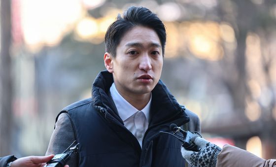 취재진 질문에 답하는 이상욱 정의당 강서구위원장