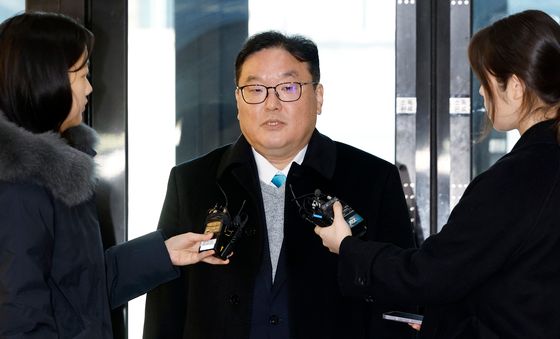 취재진 질문에 답하는 엄희준 검사