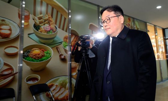 조사실 향하는 엄희준 검사