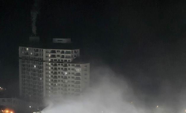 추위에 인공눈 뿌리는 스키장