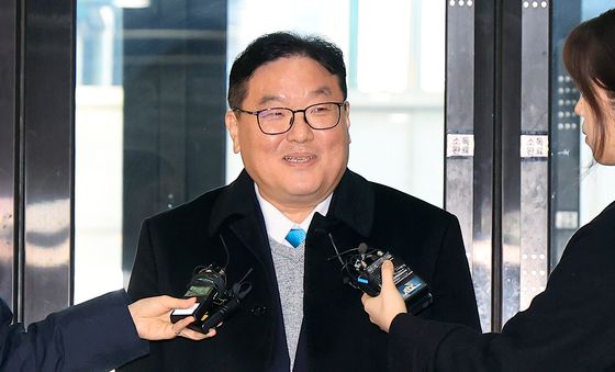 미소 짓는 엄희준 검사