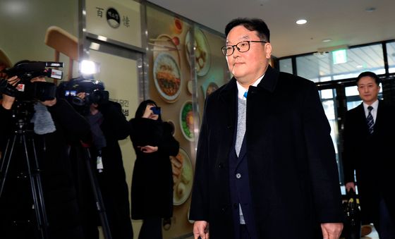 엄희준 검사, 특검 2차 피의자 조사 출석