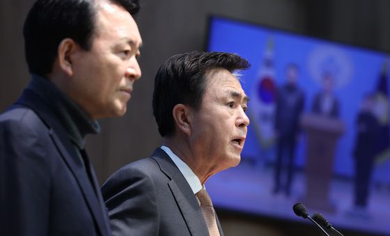 기자회견하는 김태흠