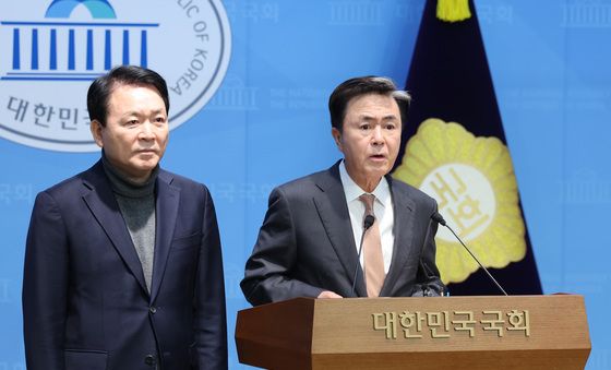 기자회견하는 김태흠 지사