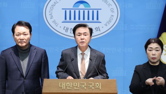 행정통합 관련 기자회견하는 김태흠