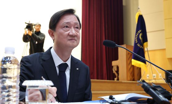 메모하는 이찬진 금감원장