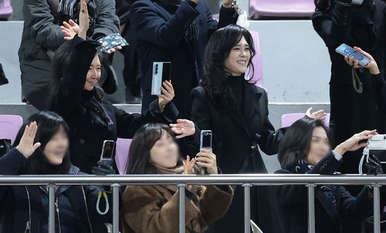 휘문고 졸업식 참석한 홍라영 삼성미술관 총괄부관장과 이부진 사장