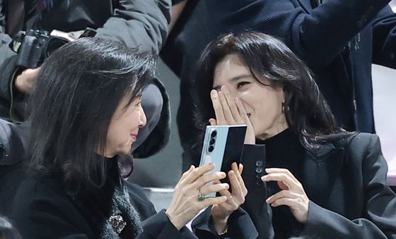 대화 나누는 이부진 사장과 홍라영 전 리움 총괄부관장