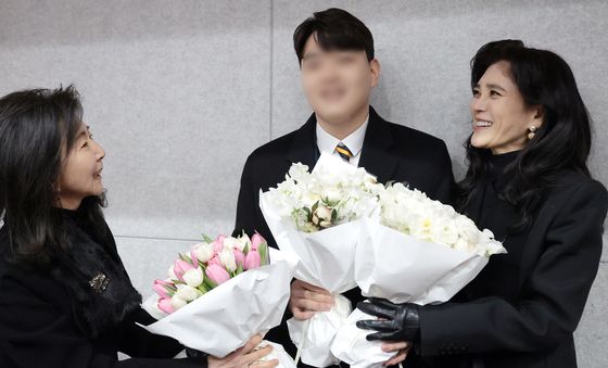 꽃다발 선물 하는 홍라영 전 총괄부관장과 이부진 사장