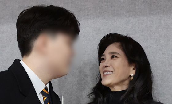 아들 졸업식 참석한 이부진 사장