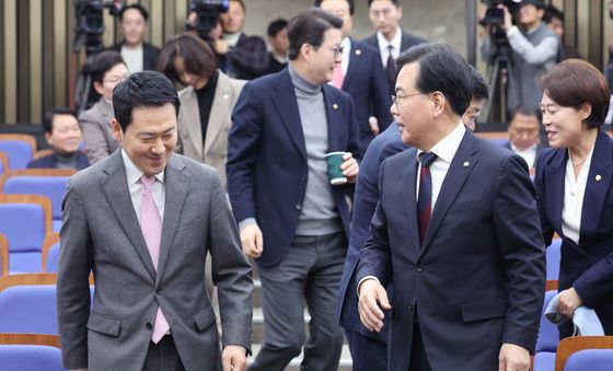 의원총회 참석하는 장동혁·송언석