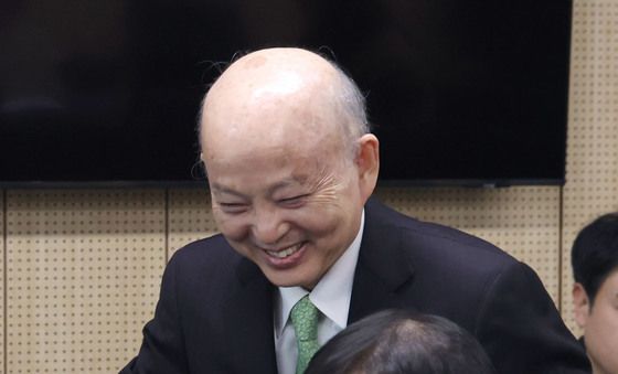 오영근 상임위원과 인사나누는 안창호 인권위원장