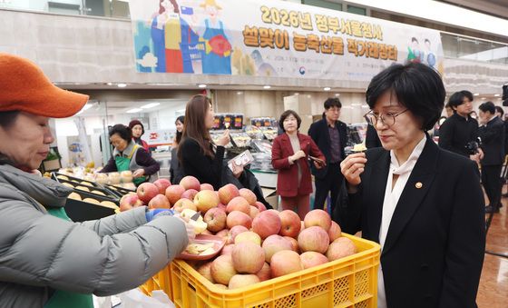 설맞이 농축산물 직거래 장터 찾은 원민경 장관