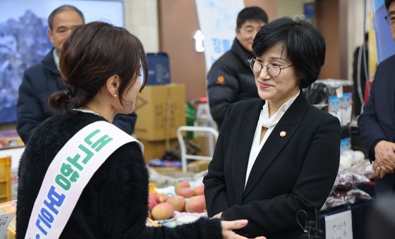 설맞이 농축산물 직거래 장터 찾은 원민경 장관