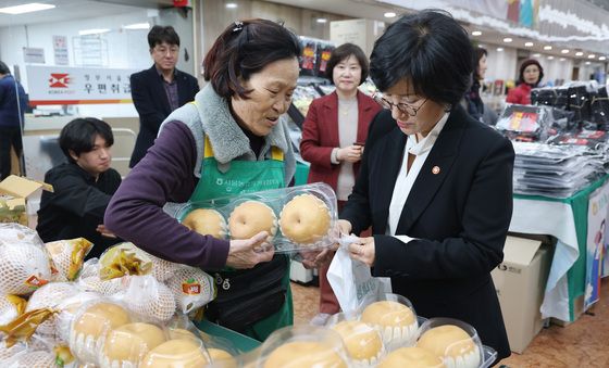 명절 선물 구매하는 원민경 장관