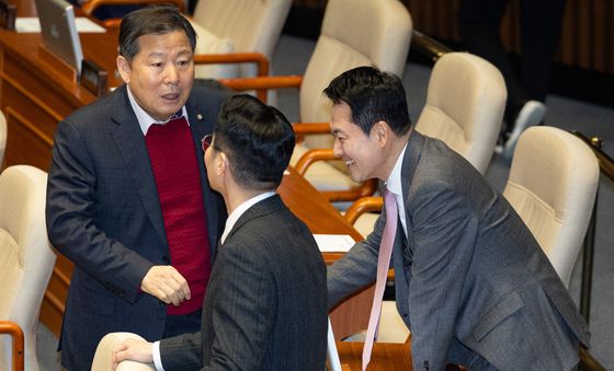 이철규 산자위원장과 대화하는 장동혁 대표