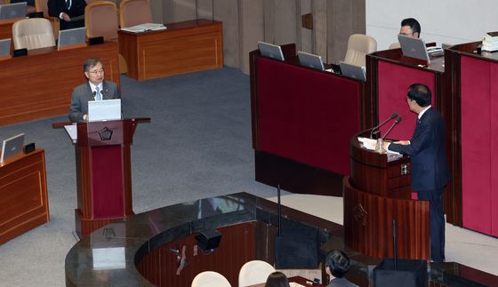 답변 이어가는 조현 외교부 장관