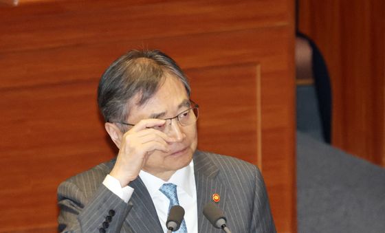 안경 고쳐쓰는 조현 외교부 장관