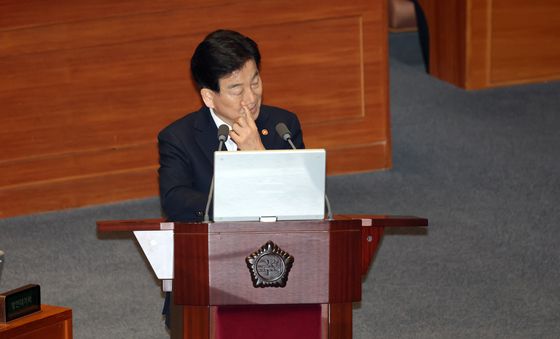 얼굴 만지는 정동영 통일부 장관