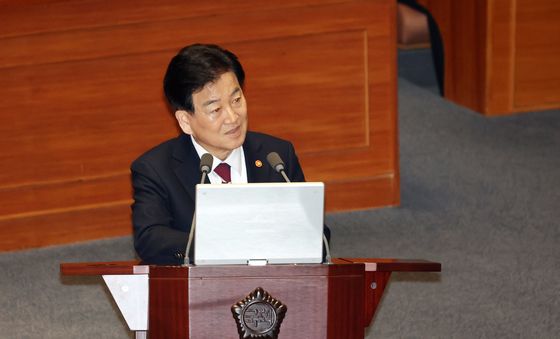 답변하는 정동영 통일부 장관