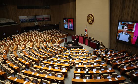 빈자리 속 이어지는 대정부 질문