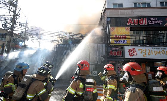 화재 진압하는 소방관