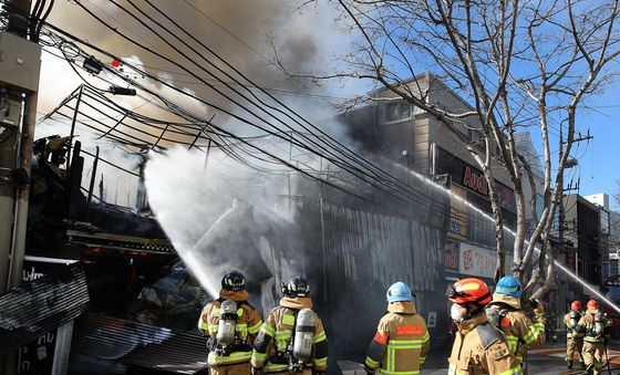 화재 진압하는 소방관