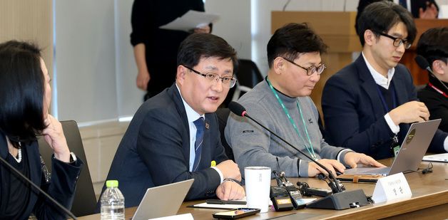 출입기자단과 의견 나누는 김성환 기후에너지부 장관