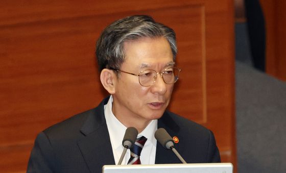 질의에 답하는 정성호 장관