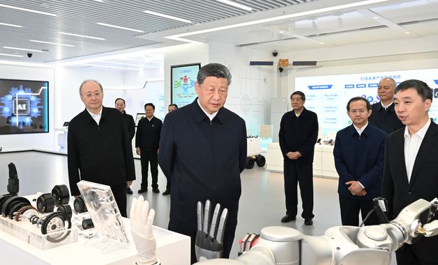 [포토]"이게 뭐하는 로봇인가?" IT혁신단지 시찰한 시진핑