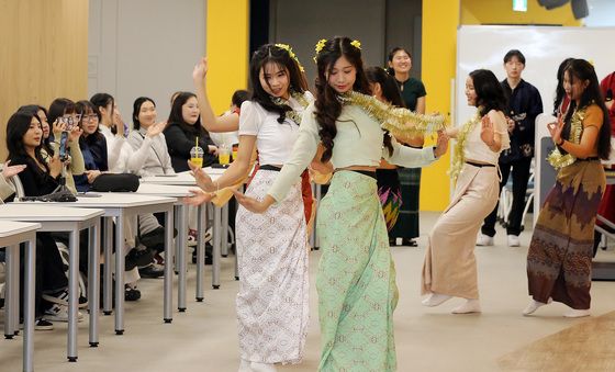 나라는 달라도 '명절은 즐거워'