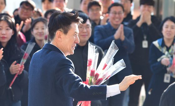 이강덕 시장 환송하는 공무원들