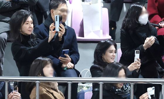 아들 공연 모습 핸드폰에 담는 이부진 사장