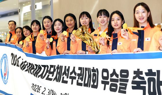 안세영 선봉 女배드민턴, 中 꺾고 첫 아시아단체선수권 우승