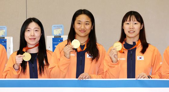 금메달 든 여자 배드민턴 대표팀