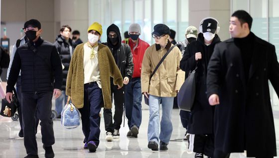 완전체로 귀국하는 BTS