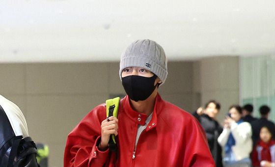 BTS 뷔 '레드로 시선강탈'