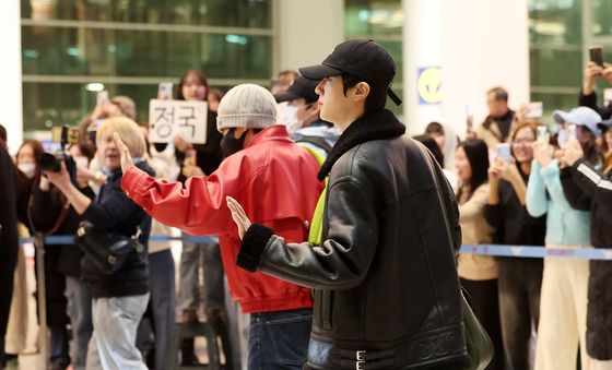 손인사 하는 진과 뷔