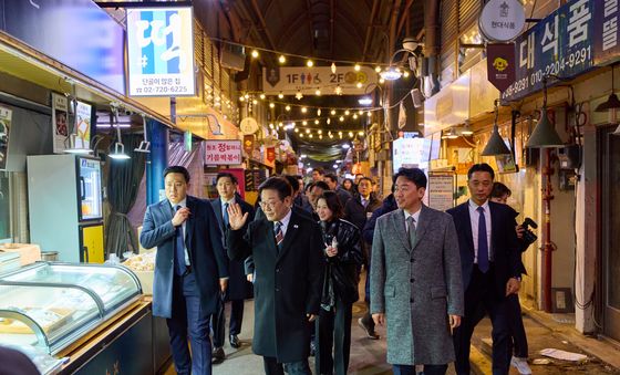설 명절 앞두고 통인시장 방문한 이재명 대통령