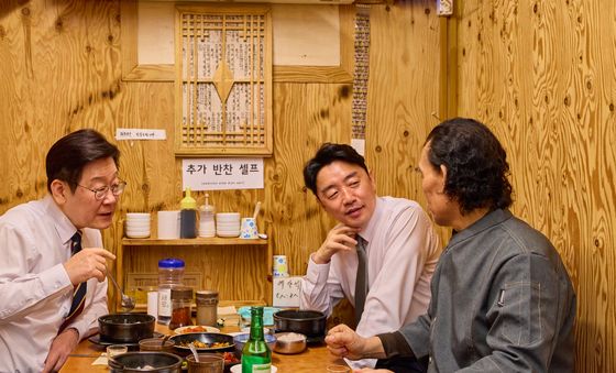 상인과 대화하는 이재명 대통령