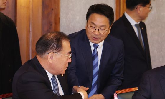 이개호 의원, 전남·광주 통합특별시장 출마 선언 앞두고 강기정 시장과 인사