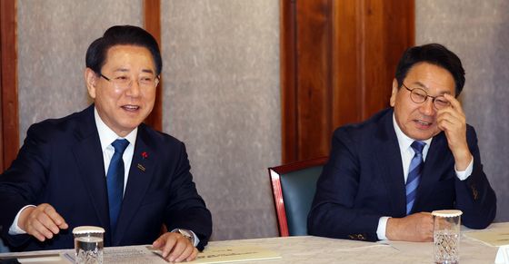 총리와의 전남·광주 행정통합 관련 면담에서 대화하는 김영록·강기정