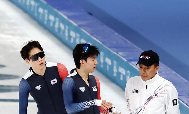 백철기 감독과 대화 나누는 정재원·조승민