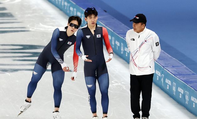 백철기 감독과 대화 나누는 정재원·조승민