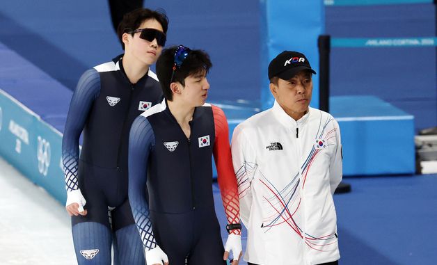 백철기 감독과 대화 나누는 정재원·조승민